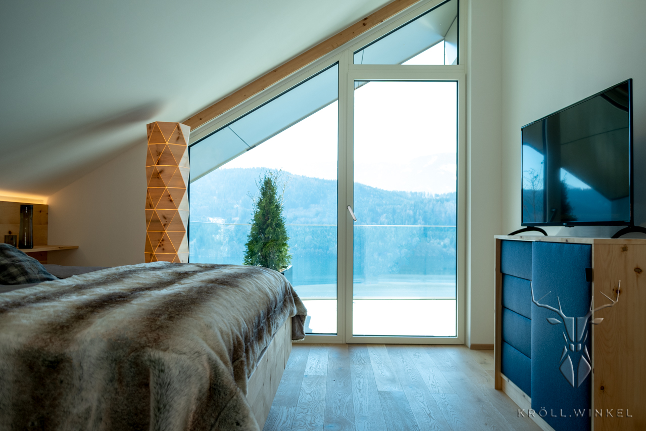 Penthouse Lakeview pine bedroom