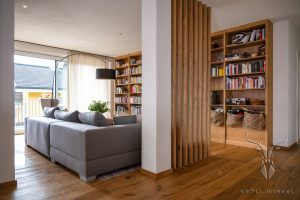 Livingroom library oak devider and bookshelf