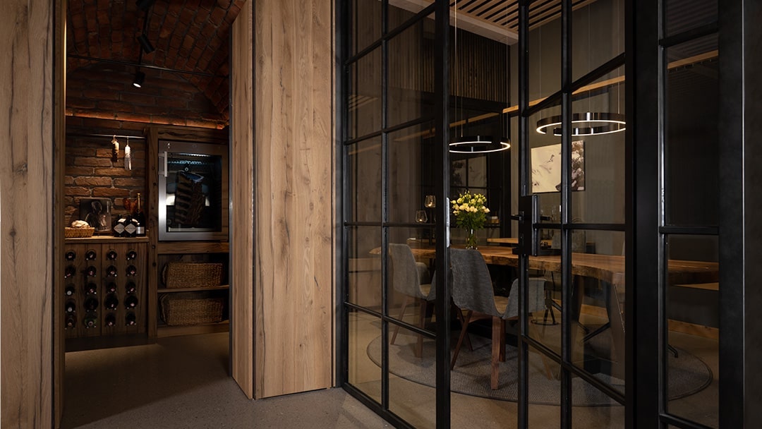 Dinigroom oak with industrial doors