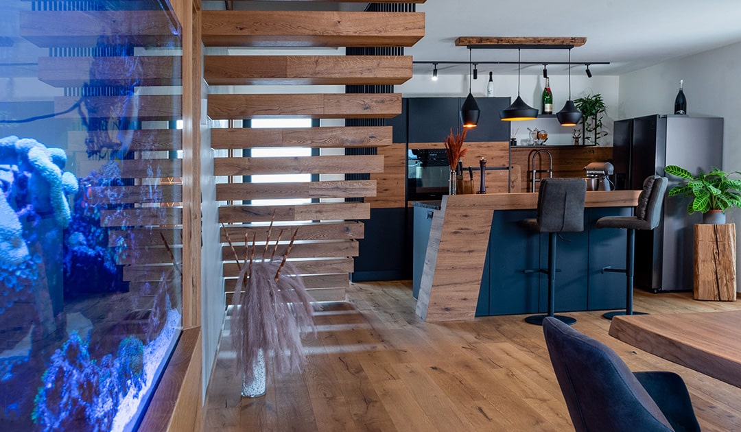 Kitchen interieur design wood and black panels