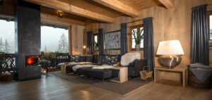 Oak livingroom with cozy loden couch and steel fireplace