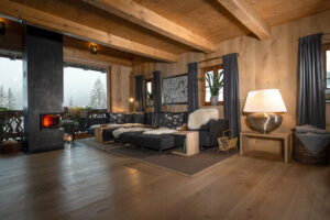 Oak livingroom with cozy loden couch and steel fireplace