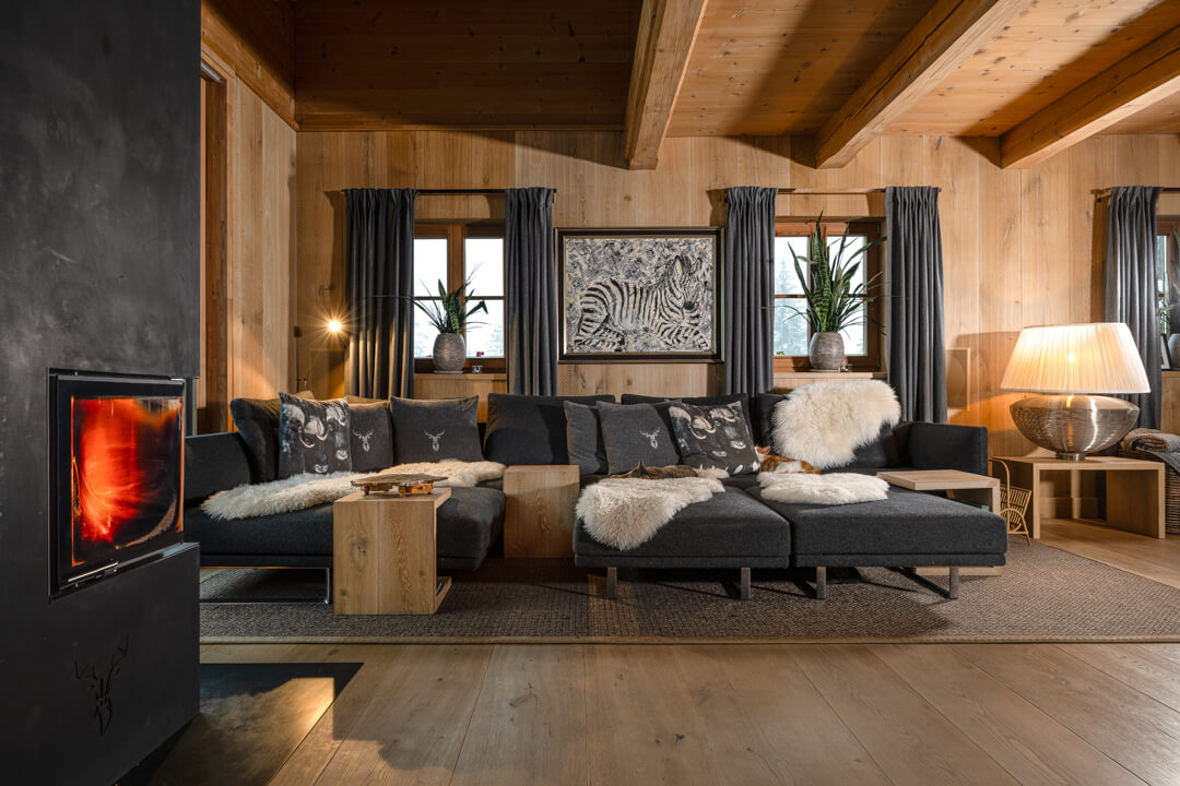 Oak livingroom with fireplace