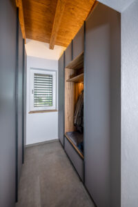 Walk-in-closet grey with oak niche