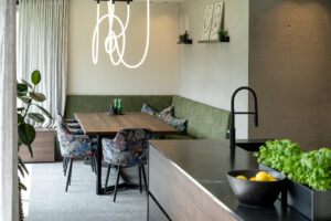 Kitchen and diningroom in dark oak and black countertop