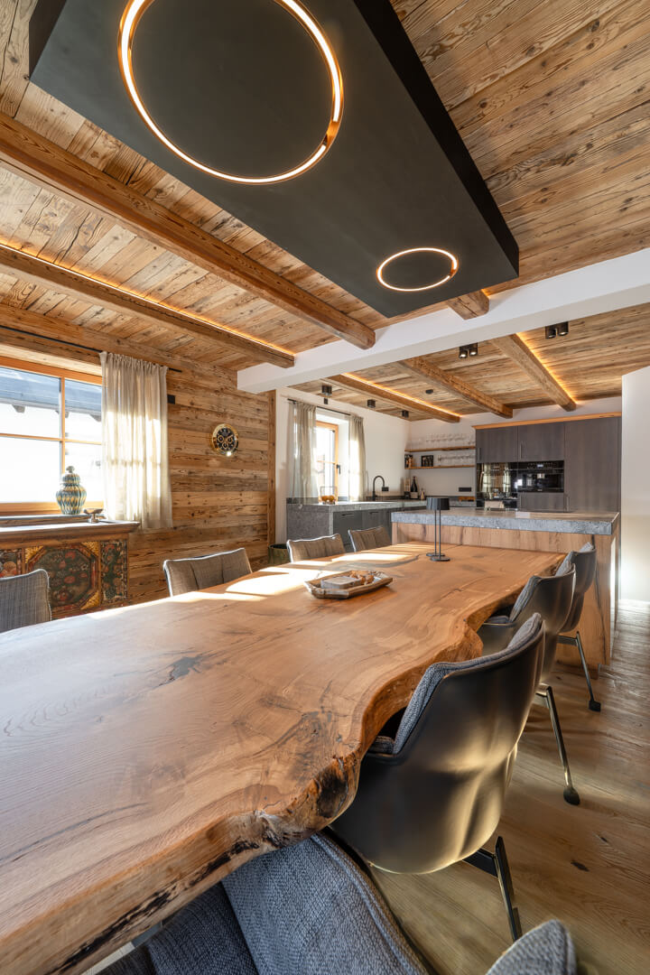 Solid dynamic oak table