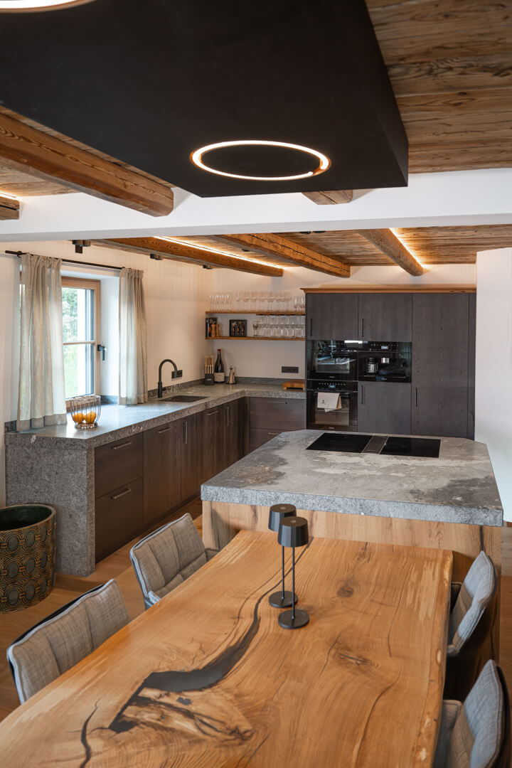 Chalet Open-Plan Kitchen – Kitchen Island with Integrated Oak Table