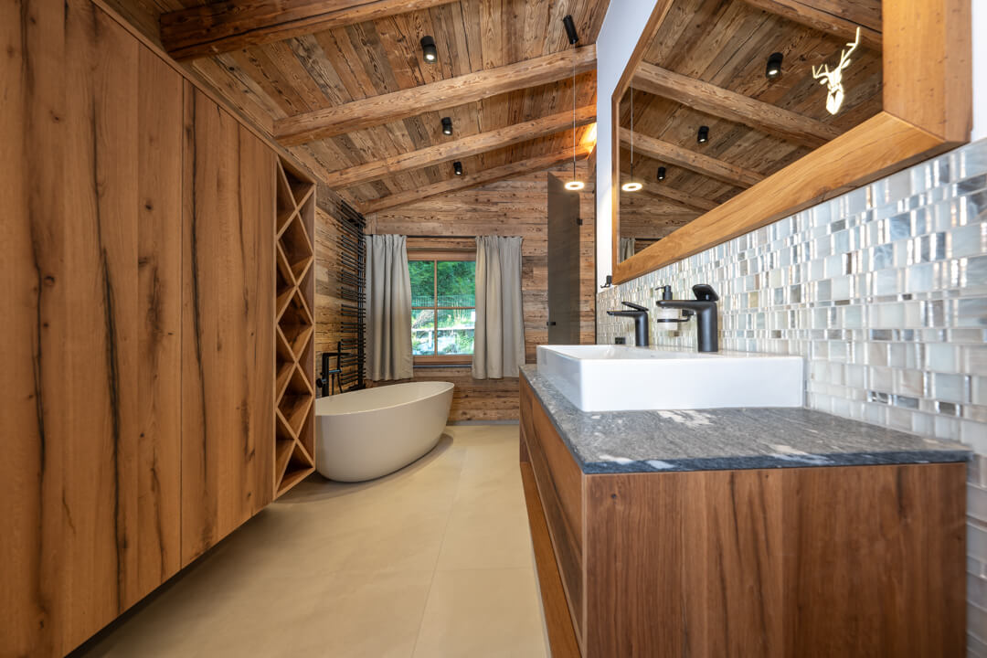 Luxury chalet bathroom with mother-of-pearl and reclaimed wood façades, oak furniture, and light tiles.