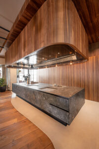 Grand Showkitchen woodpanneling and large stone island