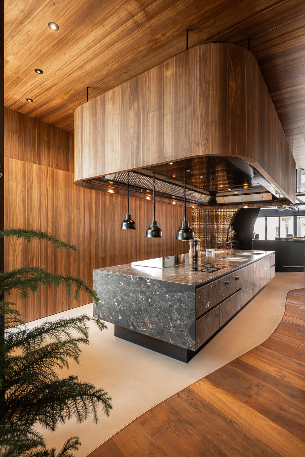 Grand Showkitchen woodpanneling and large stone island