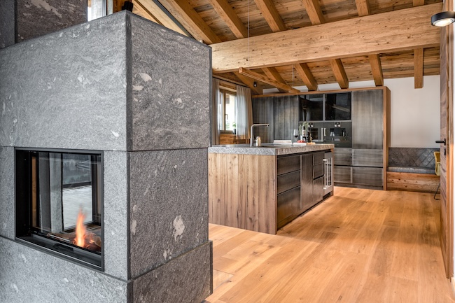 DSC_1569-bewerkt-bewerkt kopie Rauriser stone fire place and kitchenisland, oak flooring.