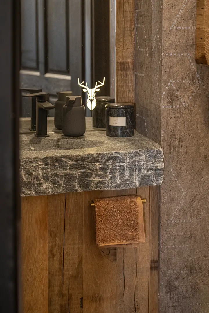 Stone sink with rough edge